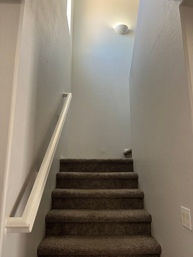 Building Photo - 4 bed, 2.5 bath, 1,741 sqft