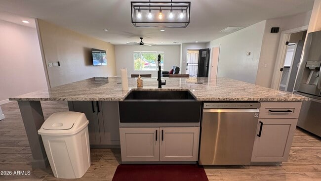 Building Photo - 4422 W Greenway Rd