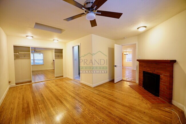Building Photo - Available Now! 3 Bedroom San Rafael House