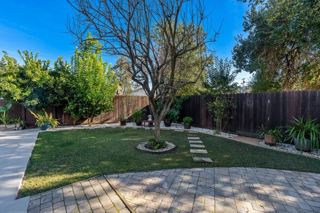 Building Photo - Beautifully remodeled 3-bedroom, 2-bathroo...