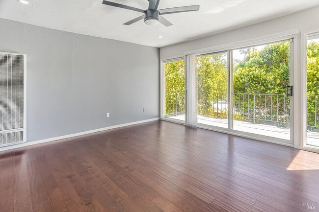 Building Photo - 363 Eden Roc Dr