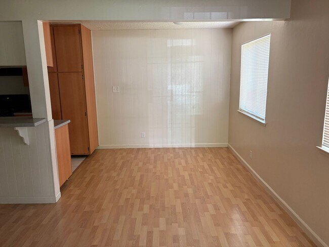 Building Photo - Beautifully maintained 2 bedroom condo