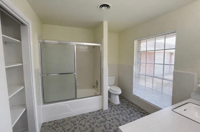 Building Photo - 205 E Crestmont Dr