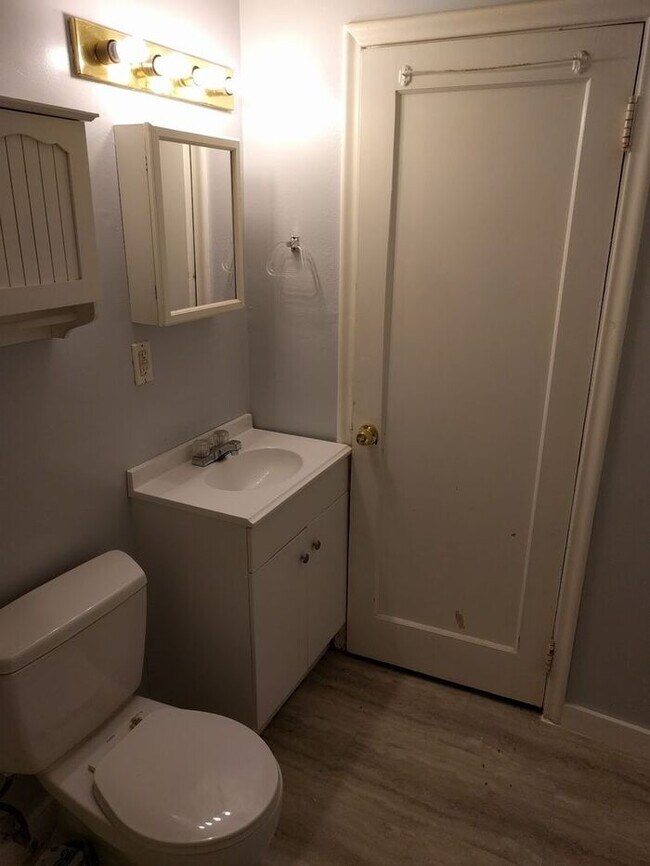 Building Photo - Cozy Basement Apartment - Centrally Located!