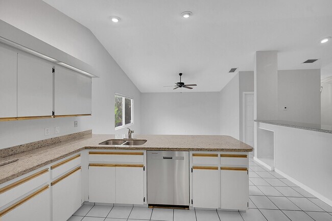 Building Photo - 1800 Primrose Ln
