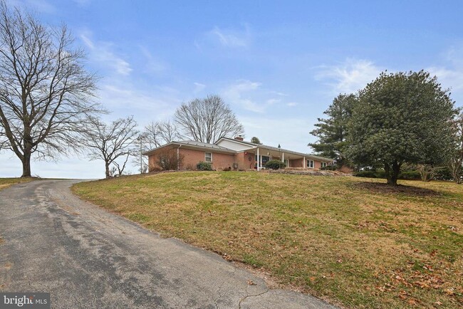 Building Photo - 2323 Bond Rd