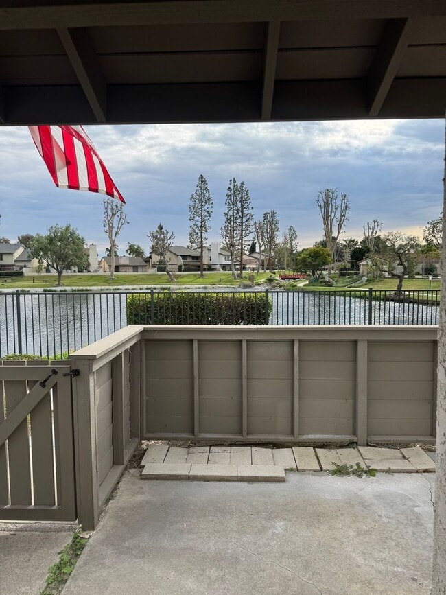 Building Photo - Condo with Amazing Lake View!