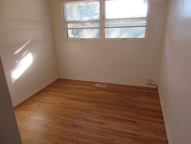 Building Photo - Three Bedroom Home in South Salem