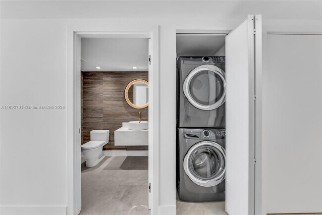 Building Photo - 465 Brickell Ave