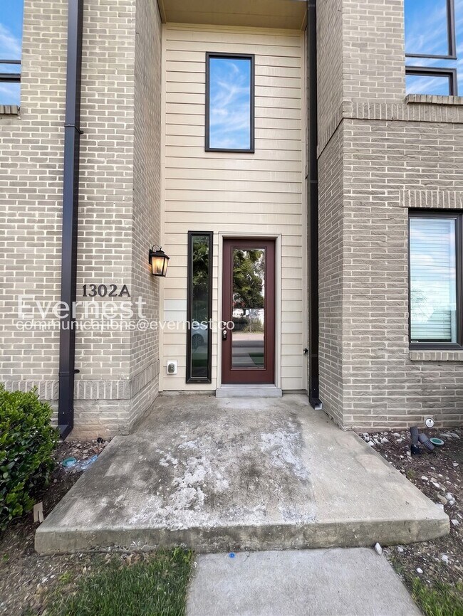 Building Photo - Spacious 3-Bed/3.5 Bath Townhome/ Available Now!