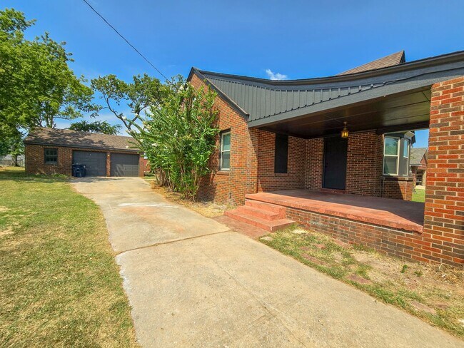 Building Photo - Cute 3 Bedroom Brick home in Shawnee
