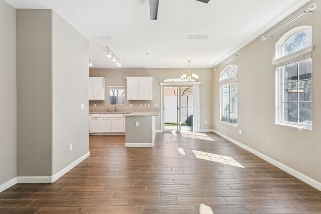 Building Photo - Gorgeous Condo