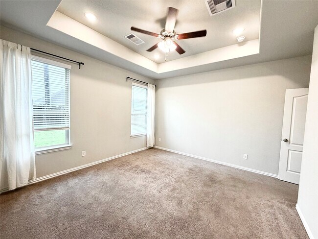 Building Photo - 8319 Divot Trce