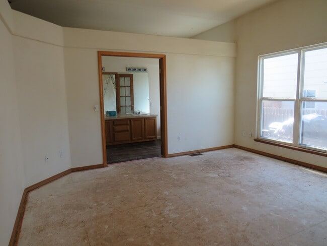 Building Photo - 1434 S Canoe Creek Dr