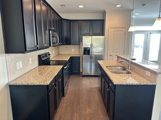 Building Photo - Gorgeous 3 Bedroom Townhome in Eagle Park!