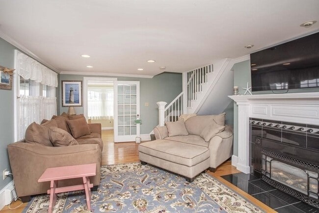 Building Photo - 63 Glades Rd