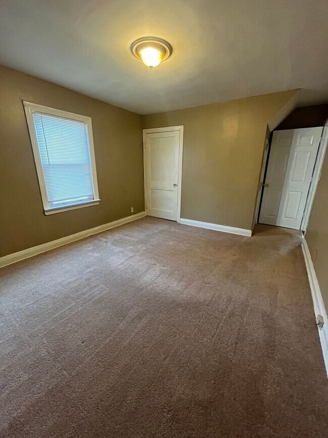 Building Photo - Updated 2 Bedroom 1 Bath Convenient Shively location