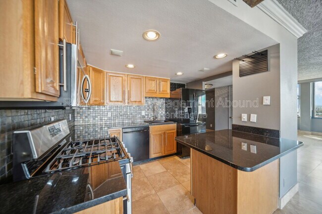 Building Photo - 410 W 7th St