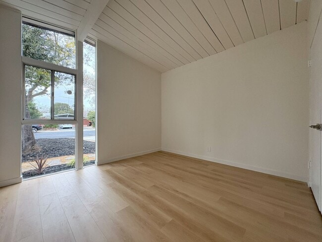 Building Photo - Newly Remodeled Single Family Home Available Now!