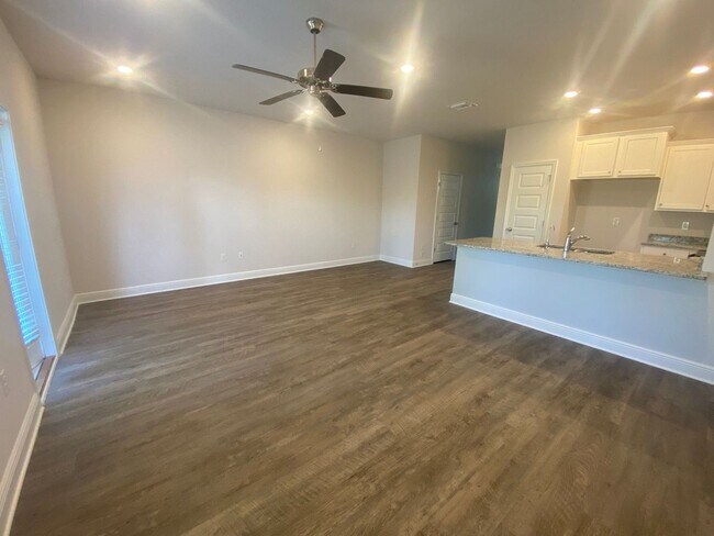 Building Photo - Modern, Spacious & Efficient Townhome in Lynn Haven! *1/2 OFF Security Deposit for Active-Duty Mi...