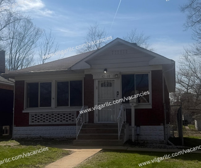 Building Photo - For Rent - Spacious 3 Bed/2 Bath Home