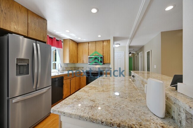 Building Photo - Expansive 4-Bedroom Sammamish Residence w/ Private Guest Suite & Included internet and landscaping.