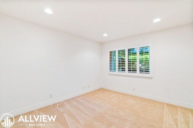 Building Photo - 3 Bedroom, 2 Bath Home Available In Jasmin...