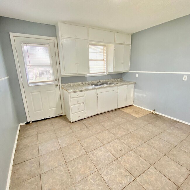 Building Photo - Handyman Special $0 First Month's Rent / “...