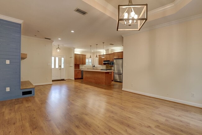 Building Photo - 15813 A