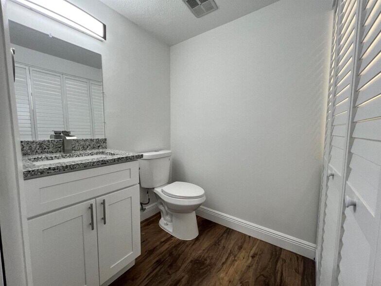 Building Photo - 10623 Royal Palm Blvd