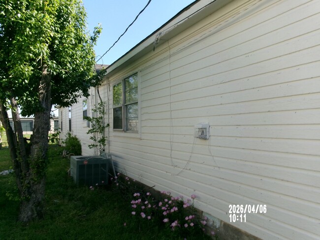Building Photo - 2112 SW A Ave
