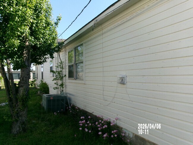 Building Photo - Charming Cottage on A. Avenue