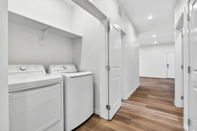 Building Photo - 983 W State St