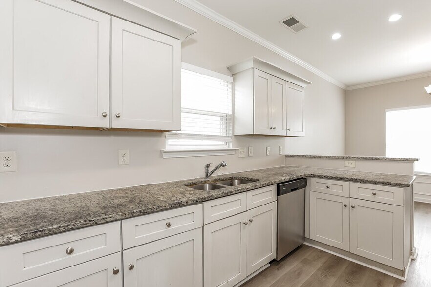Building Photo - 326 Crescent Woode Dr