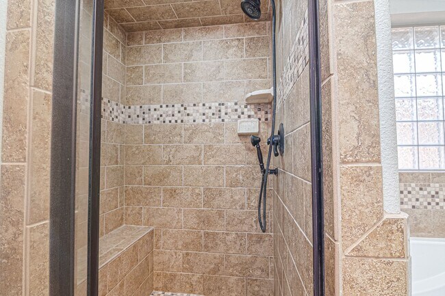 Building Photo - 5914 Llano Ct