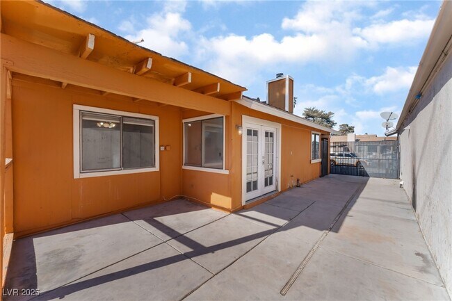 Building Photo - 5453 Requa Ave