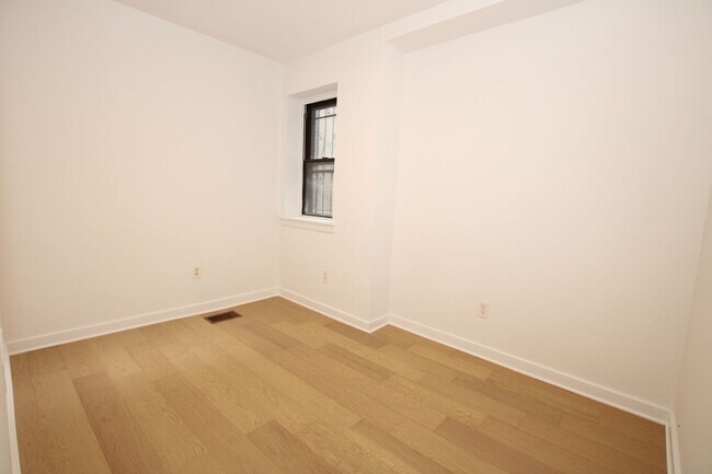 Building Photo - Spacious 2 bedroom unit in a great area in Graduate hospital