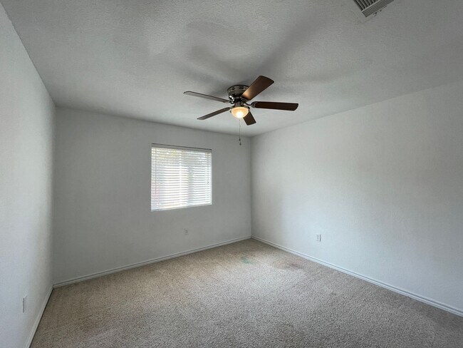 Building Photo - 3-Bedroom House on 1/2 an Acre for Rent in Killeen