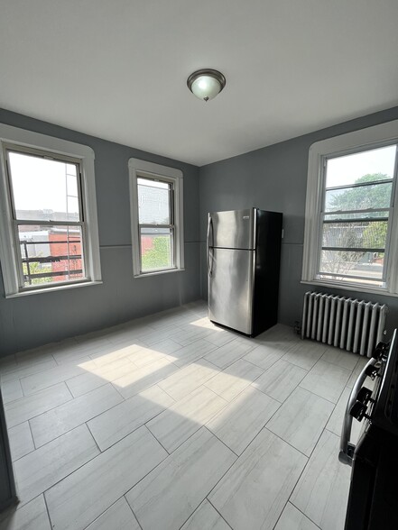54 Montrose Ave 3 - 53 Montrose Ave