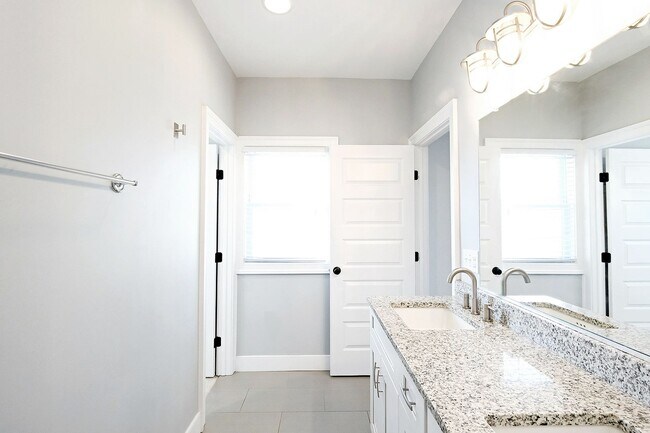 Building Photo - Pet-Friendly Belmont Home With Fenced Yard