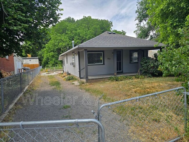 Primary Photo - 824 Canyon Rd
