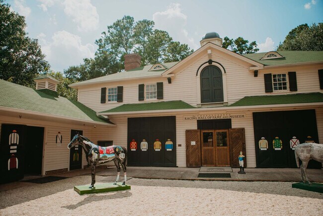 Building Photo - 946 Magnolia St SE