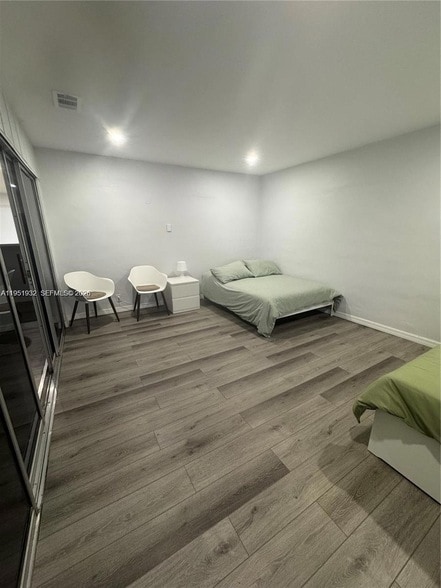 Building Photo - 5482 Lakewood Cir S