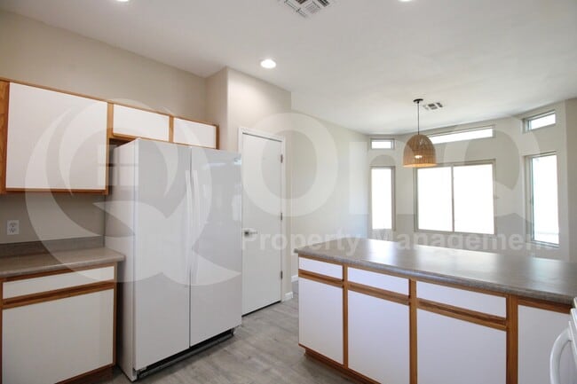 Building Photo - 440 S Val Vista Dr