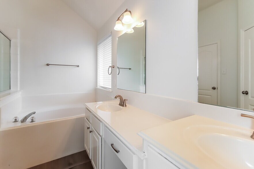 Building Photo - 204 Green Cedar Dr