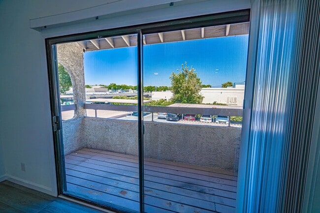 Building Photo - Remodeled 2 Bedroom Condo for Rent in Newhall!