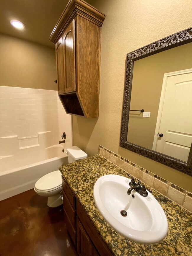 Building Photo - 4 bedroom Single Family Home: Move in Spec...