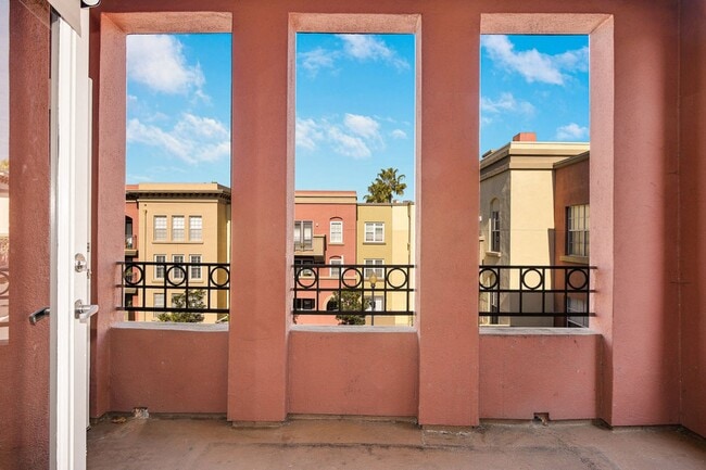 Building Photo - 2 bedroom 2 bathroom condo in Uptown District!