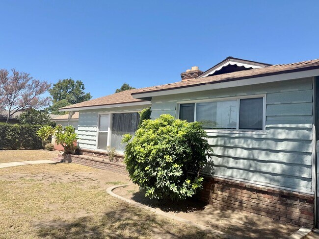 Building Photo - 737 E Cypress St