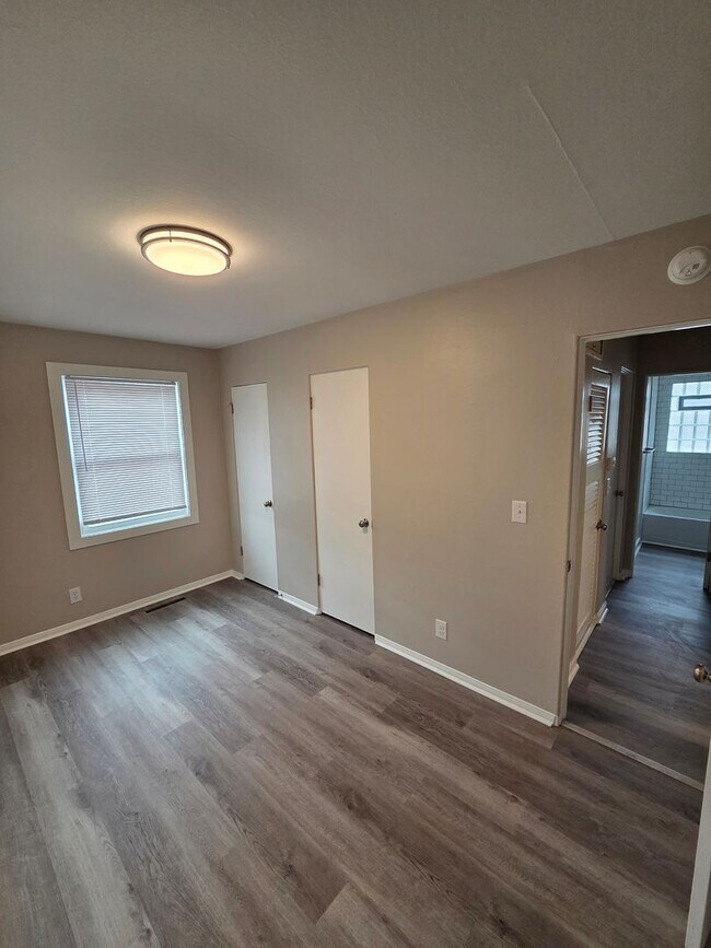 Building Photo - 3 bed, 1 bath, 1 car garage with fenced in backyard. District 66, right next to Aksarben!